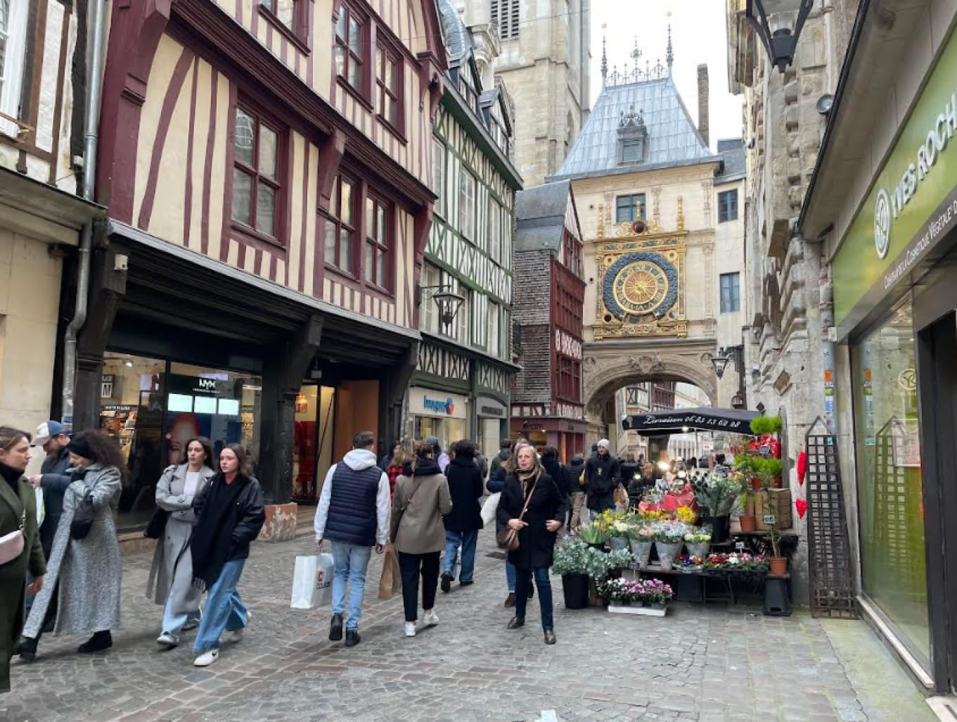 En 2024, tous secteurs confondus, le commerce affiche une progression modérée de 1,1%. Ici, les commerces du centre-ville de Rouen. © O.RAZEMON  