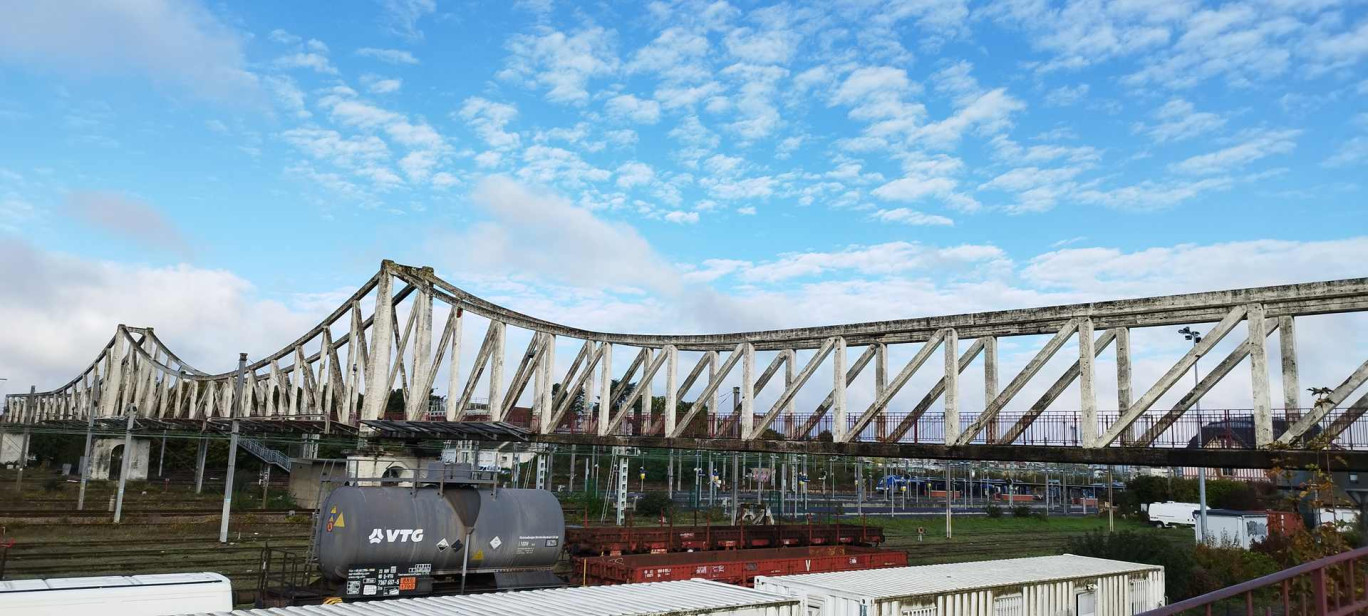 La passerelle piétonne de la gare à Tergnier va être démontée.