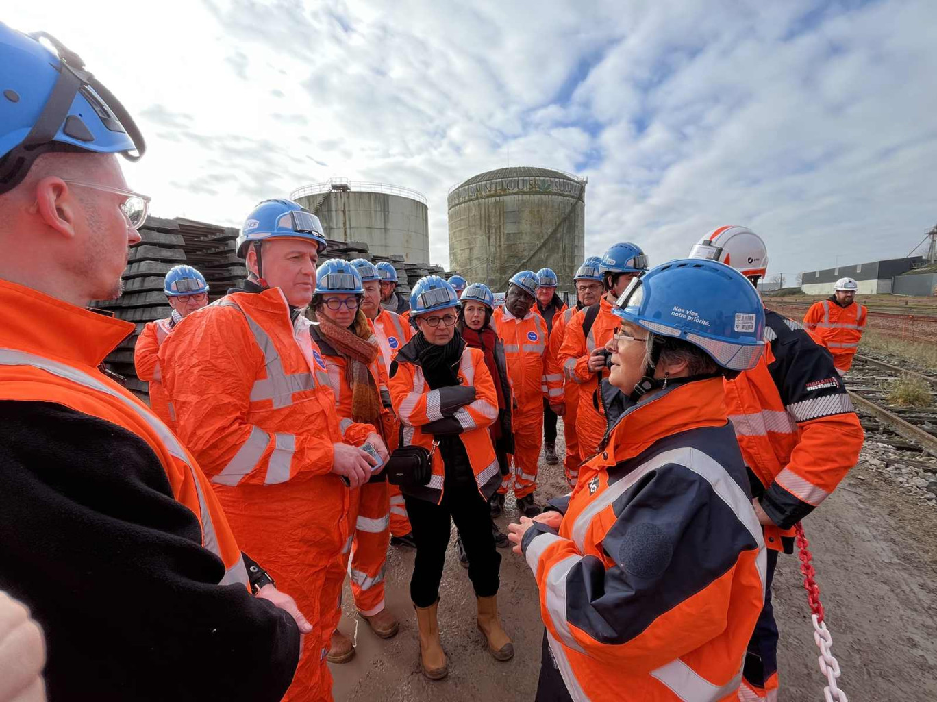 Christophe Coulon, vice-président des Hauts-de-France et les responsables de SNCF Réseau sur le chantier à Marle.