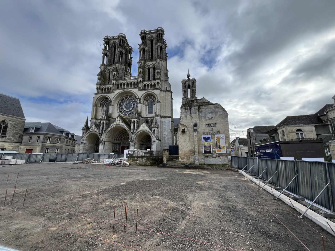 Le parvis de la cathédrale de Laon est en plein réaménagement.