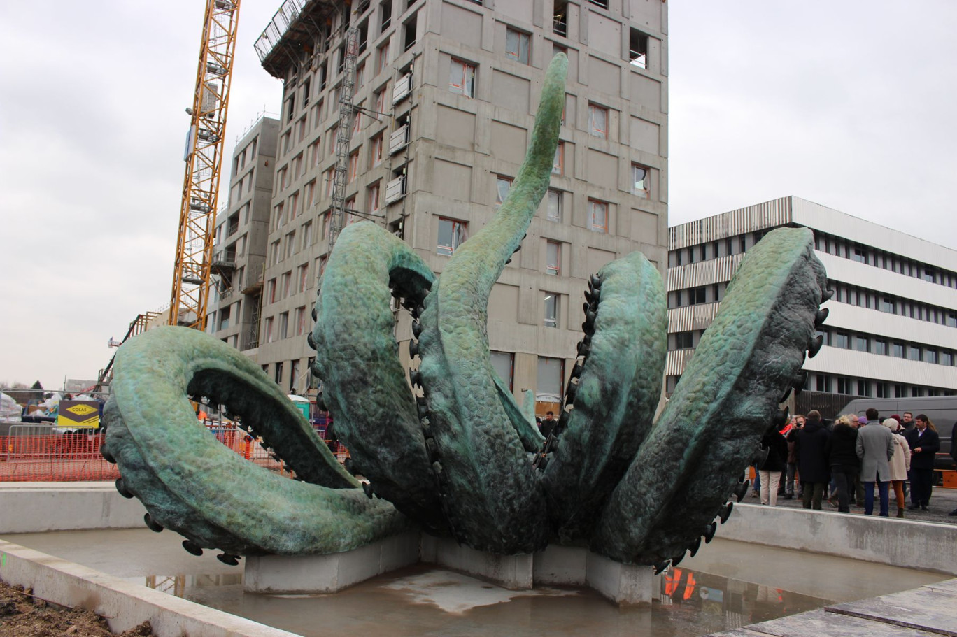 Le Nauti-Poulpe en phase d'installation, au milieu du quartier d'Amiens - Gare-la-Vallée, lui-même en pleine restructuration.