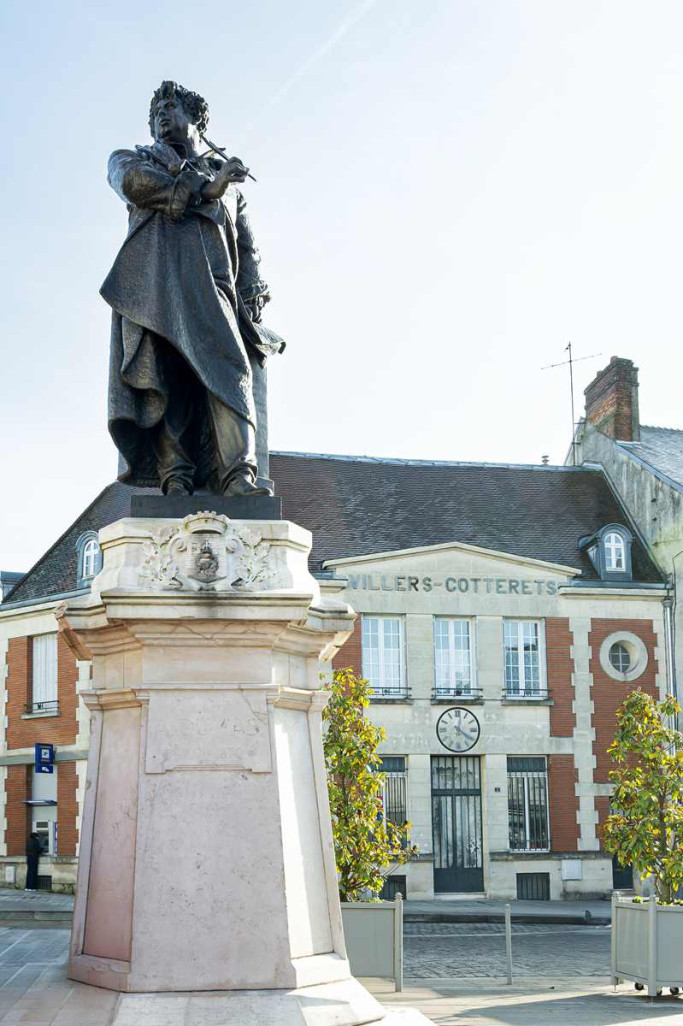 La statue de Dumas trône dans le centre-ville de Villers-Cotterêts à quelques mètres du musée Dumas. (c) Marie-Line Waroude