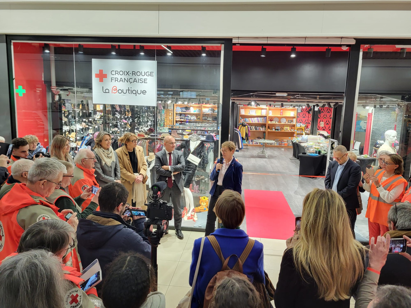 La Boutique de la Croix-Rouge, installée au centre commercial Carrefrour, a été inaugurée en présence de Nathalie Smirnov, DG de la Croix-Rouge française.