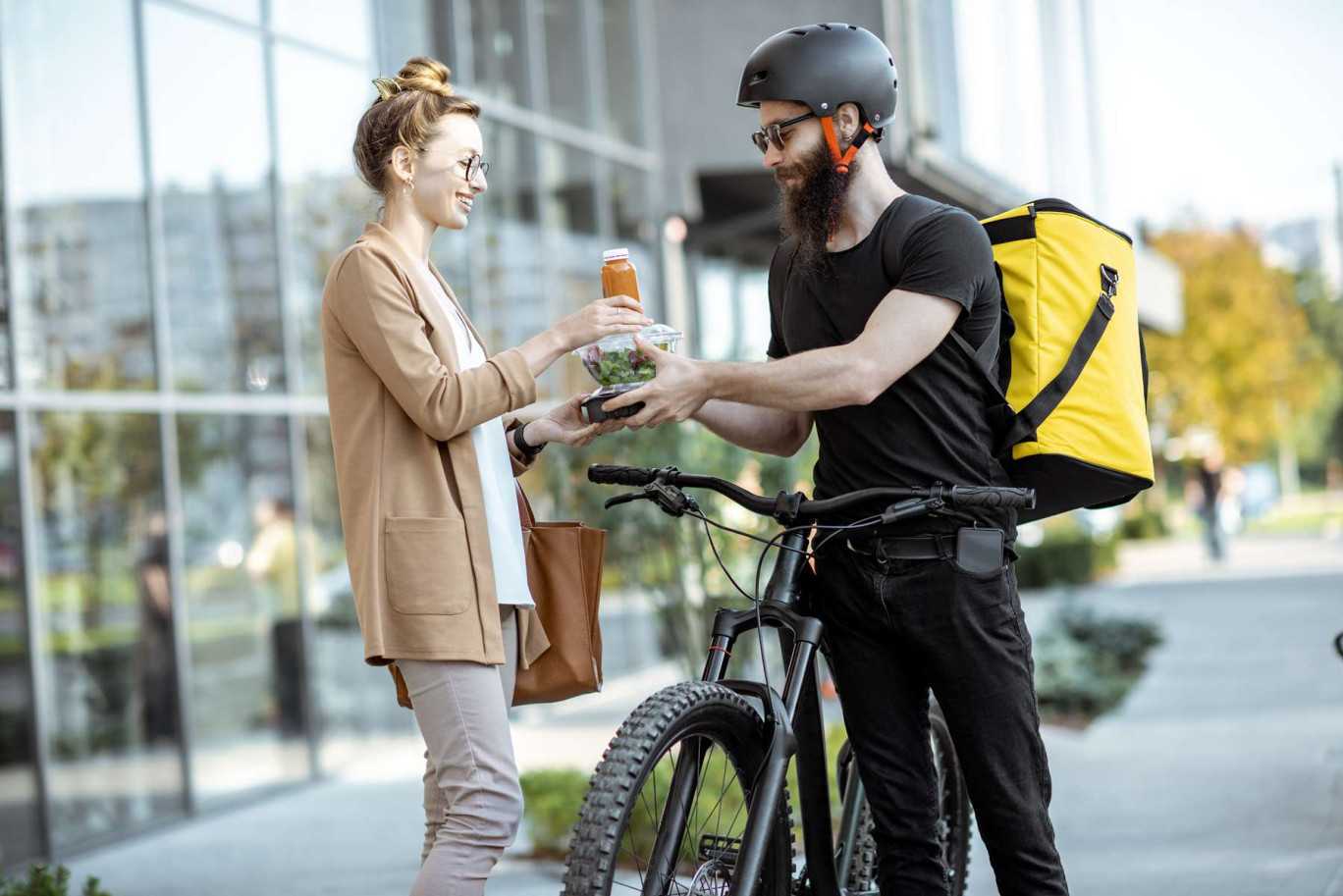 Une hausse significative est observée dans les activités de poste et de courrier (+28%), qui comprennent la livraison de repas. © rh2010 