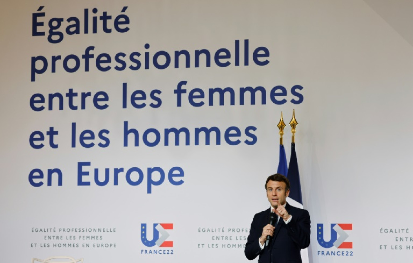 Le président Emmanuel Macron s'exprime lors d'une réunion consacrée à l'égalité professionnelle entre les femmes et les hommes en Europe, le 8 mars 2022 à l'Elysée à Paris © Ludovic MARIN