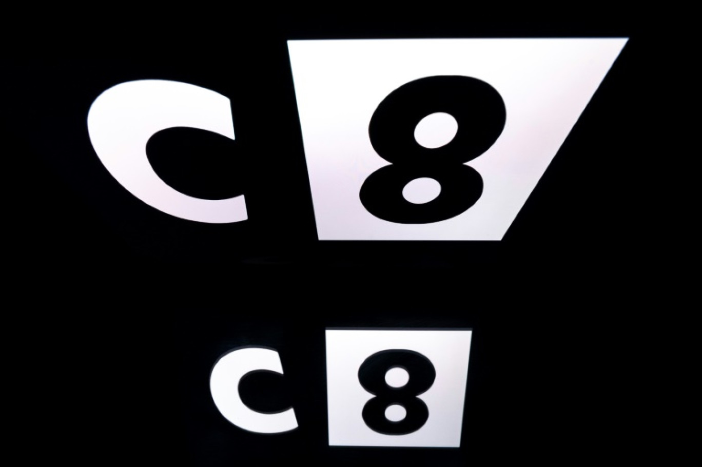 Le logo de la chaîne de télévision "C8", affiché sur l'écran d'une tablette à Paris, le 26 mars 2019 © Lionel BONAVENTURE