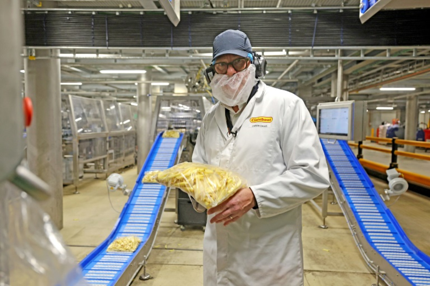 David Caron, directeur de l'usine Clarebout qui produit des pommes de terre surgelées, tient un sac de frites à Bourbourg, près de Dunkerque, le 25 février 2025 dans le Nord © FRANCOIS LO PRESTI