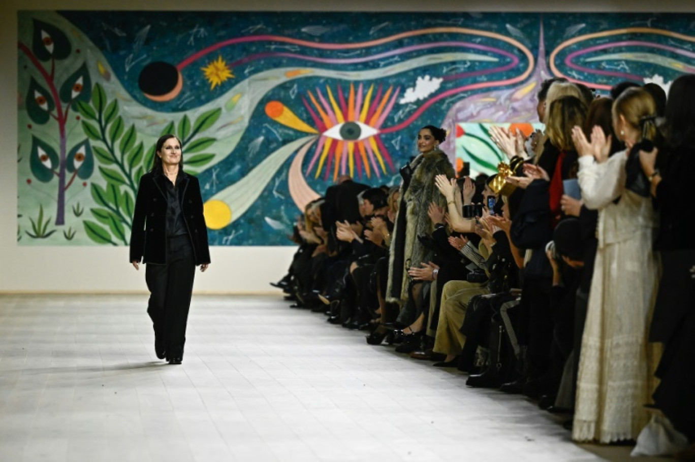 La directrice artistique italienne Maria Grazia Chiuri, applaudie à l'issue du défilé Dior lors de la semaine de la mode haute-couture féminine printemps-été 2025 au musée Rodin à Paris, le 27 janvier 2025 © JULIEN DE ROSA