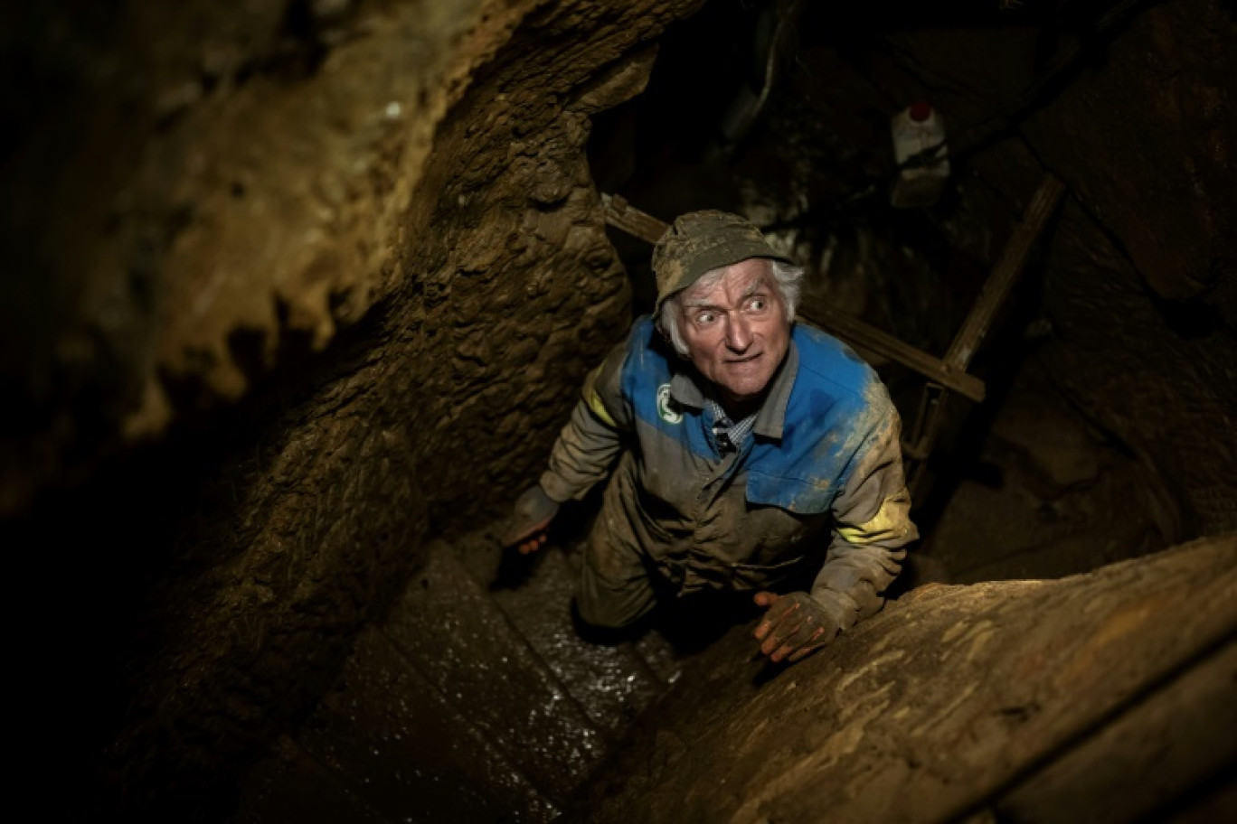 Robert Brunet, 75 ans, dans une gallerie souterraine de Péronne, en Saône-et-Loire, le 21 février 2025 © ARNAUD FINISTRE