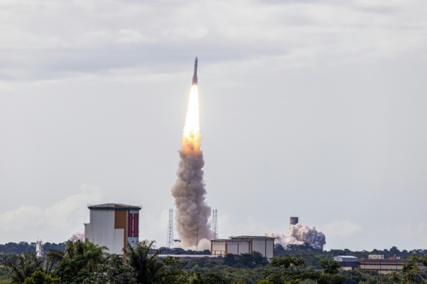 La fusée Ariane 6 avant son lancement au centre spatial de Kourou, en Guyane, le 3 mars 2025 © JULIEN DE ROSA