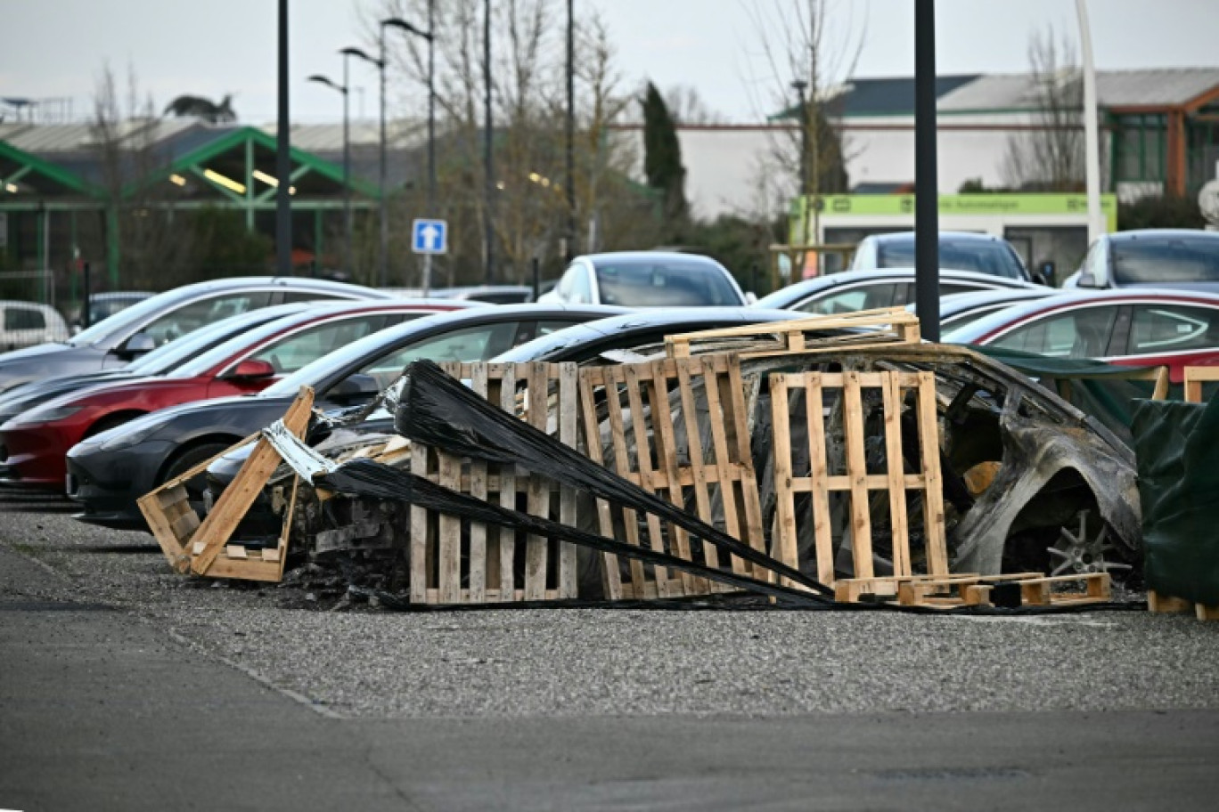 Une voiture Tesla endommagée par un incendie criminel le 3 mars 2025 devant une concession Tesla à Plaisance-du-Touch en Haute-Garonne © Lionel BONAVENTURE