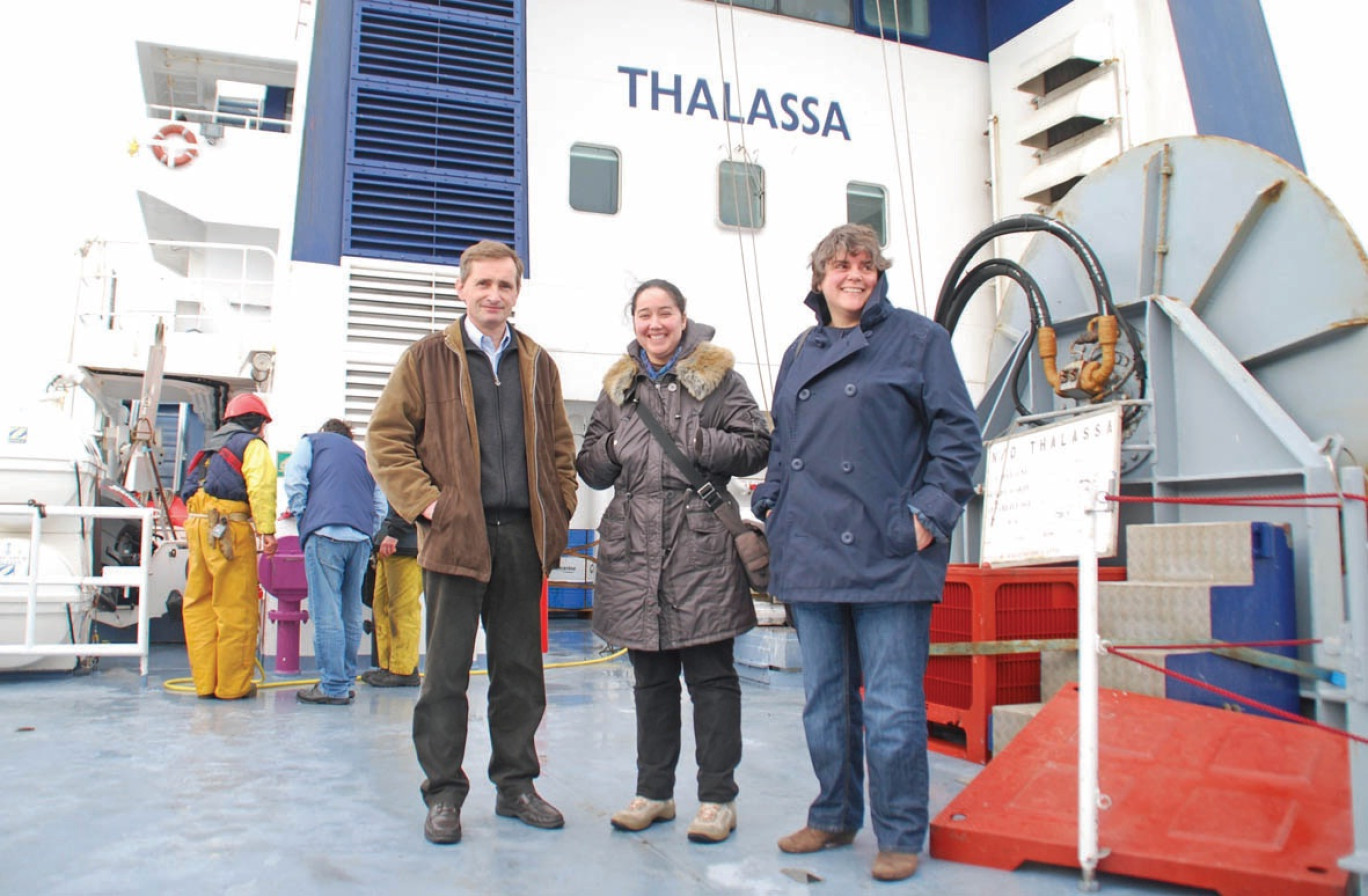 Sur le pont du Thalassa, trois scientifiques du centre Ifremer Manchemer du Nord de Boulogne : Yves Vérin, chef de mission, Sandrine Vaz et Elvire Antajan.