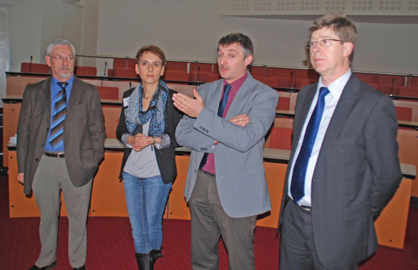 Référents du plan climat territorial, Alain Barret, maire de Beuvrequen, Thierry Cleton, vice-président de la CC Desvres-Samer, et Daniel Parenty, vice-président du Parc naturel régional et du Pays boulonnais (de gauche à droite), avec l’aide de Katina Michaelides, chargée de mission, vont hiérarchiser les postes émetteurs sur leur territoire afin d’agir pour y réduire les gaz à effet de serre.