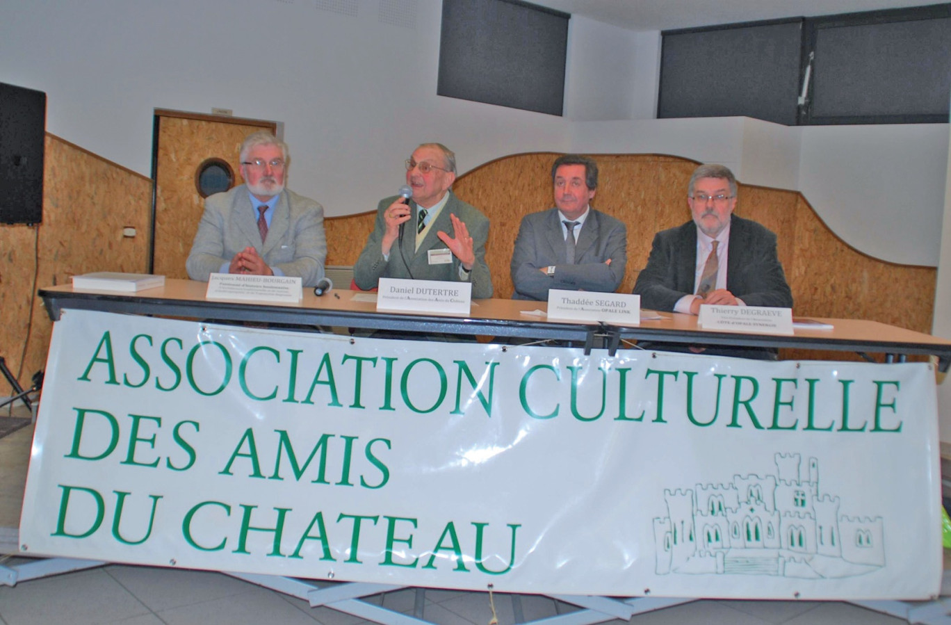 Jacques Mahieu-Bourgain, Daniel Dutertre (Amis du château de Condette), Thaddée Segard et Thierry Degraeve (de gauche à droite) ont plaidé en faveur d’une véritable culture transfrontalière entre le Kent et le Pas-de-Calais.