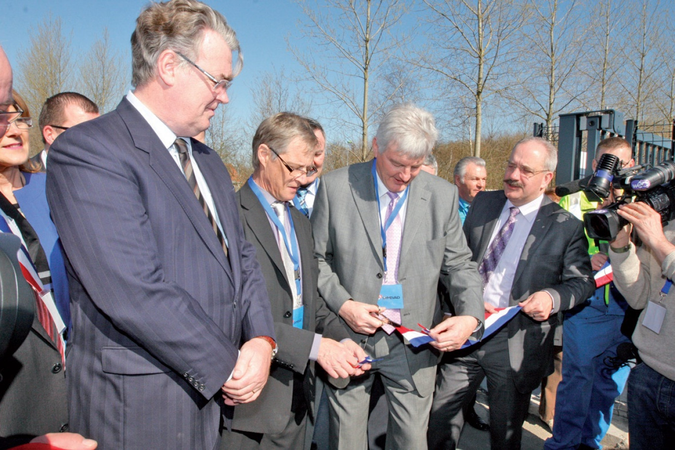 Martial Vandewoestyne a eu l’honneur de couper le ruban inaugural du nouveau centre de tri sous le regard de Christian Poiret, Jean-Pierre Corbisez et Jean-Paul Delevoye.