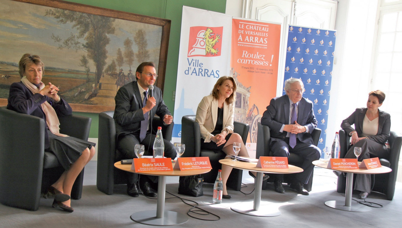 Lors de la journée inaugurale du 17 mars 2012, présentation de l’exposition et de sa genèse par (de gauche à droite) Béatrix Saule, directrice du musée national des Châteaux de Versailles et de Trianon, conservatrice générale, Frédéric Leturque, maire d’Arras, vice-président de la communauté urbaine d’Arras, Catherine Pégard, présidente de l’Etablissement public du château, du musée et du domaine national de Versailles, Daniel Percheron, sénateur du Pas-de-Calais, président du conseil régional Nord-Pas-de-Calais, et Anne Esnault, directrice et conservatrice du musée des Beaux-Arts d’Arras.