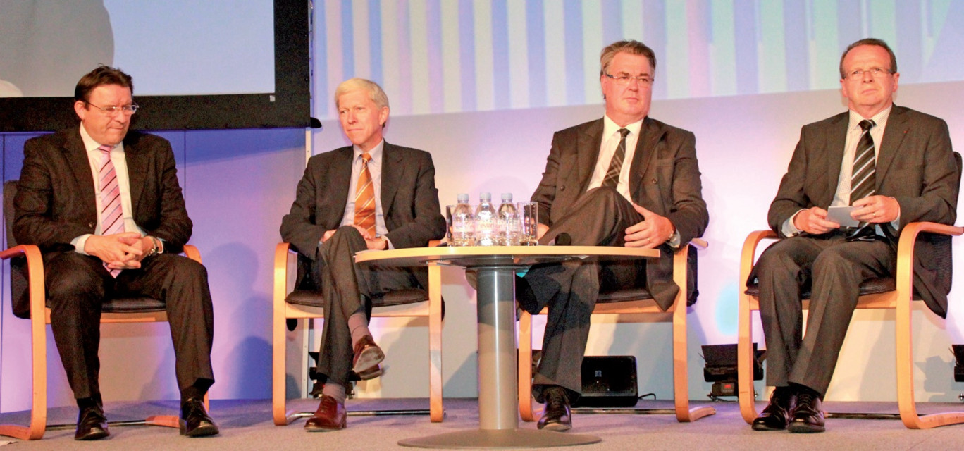 A la tribune, de gauche à droite, François Macé, directeur général du Crédit agricole Nord de France, Bruno De Laage, directeur général délégué de Crédit agricole SA, Jean-Paul Delevoye, président du Conseil économique, social et environnemental, et Bernard Pacory, président du Crédit agricole Nord de France.