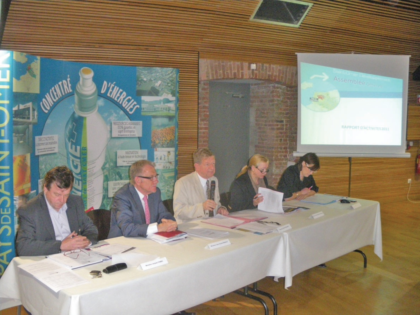 De g. à dr. : Jacques Combe (entrepreneur, CCI), Jean-Claude Dissaux (maire d’Aire-sur-la Lys et président de la CC Pays d’Aire), Daniel Pecqueur (président SOD), Chantal Manguin Dufraisse (sous-préfète) et Sophie Balistaire (directrice de SOD).