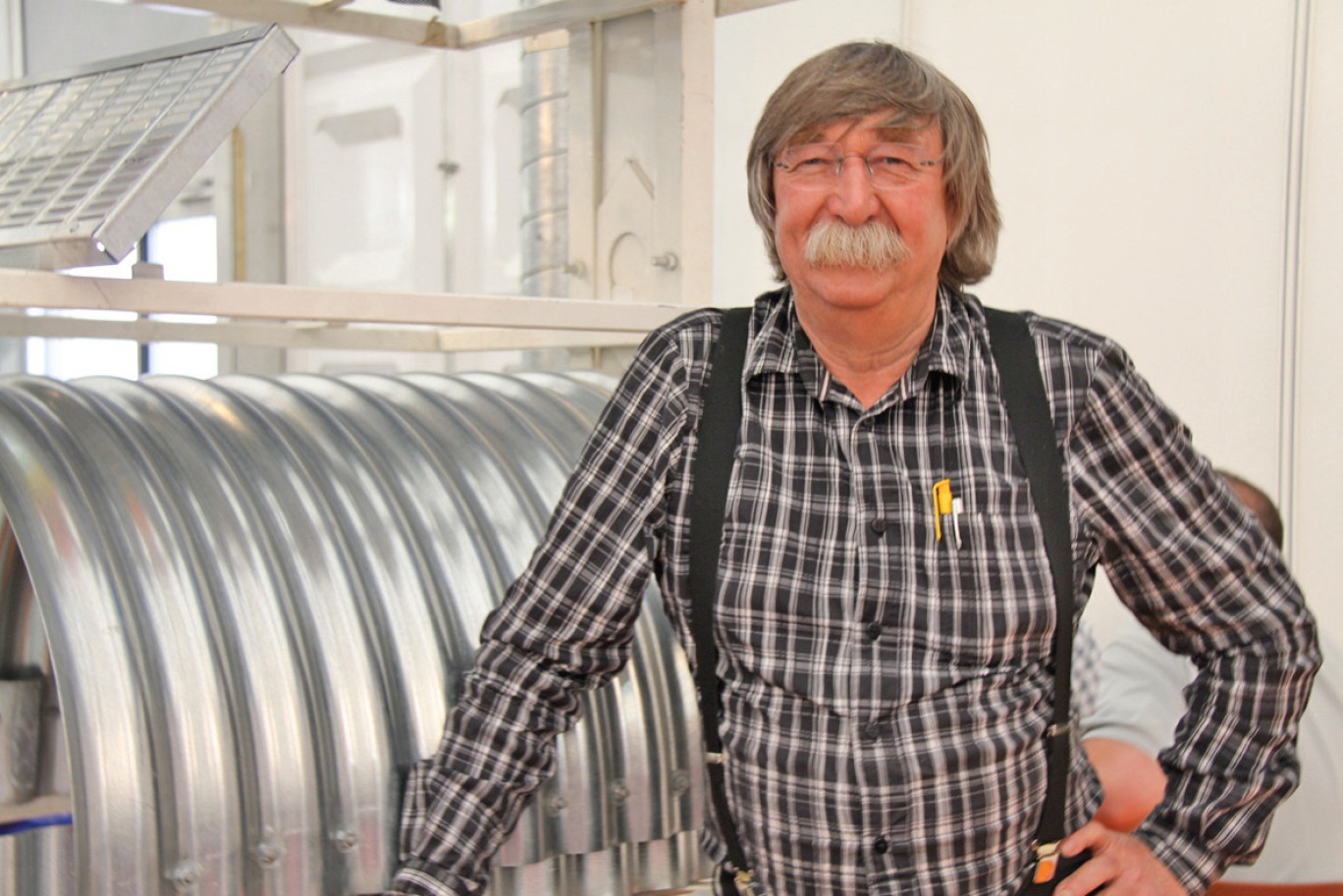 Bernard Petrus-Segers, lors de l’entretien, sur son espace professionnel au salon Terres en fête.