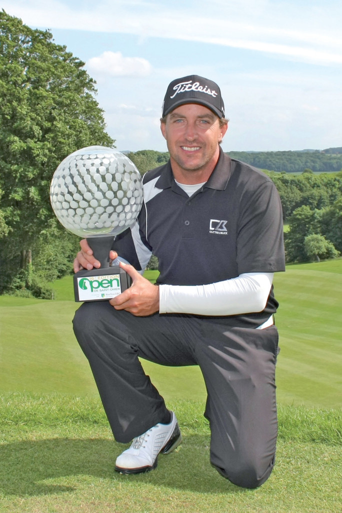 Fichardt présente le trophée du 16e Open.