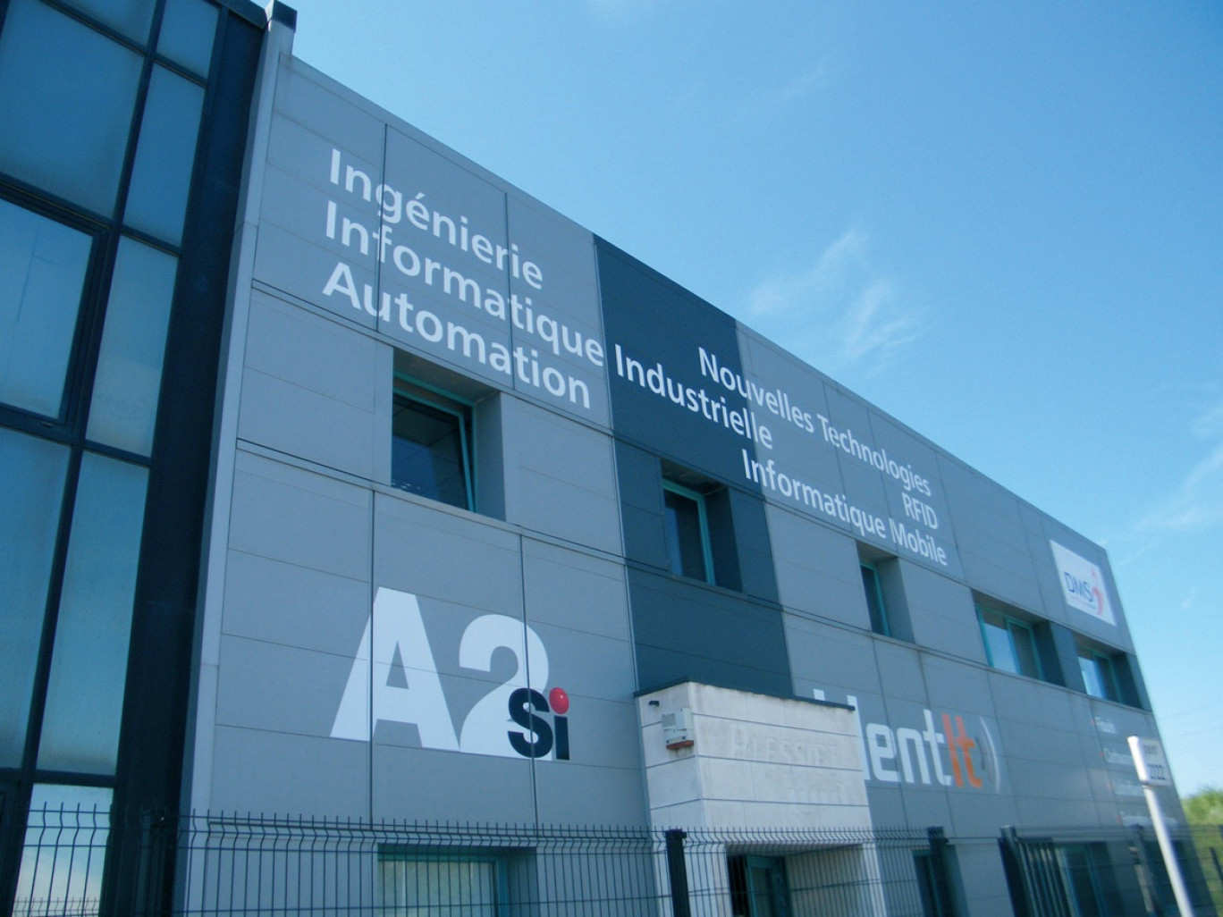 Le bâtiment qui abrite les deux entreprises de service à l’industrie.