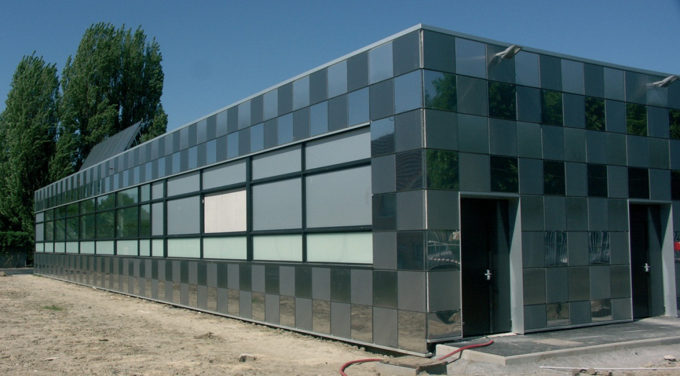 Le soleil inonde le nouveau bâtiment dédié à la production, reconnaissable par ses damiers en Inox.