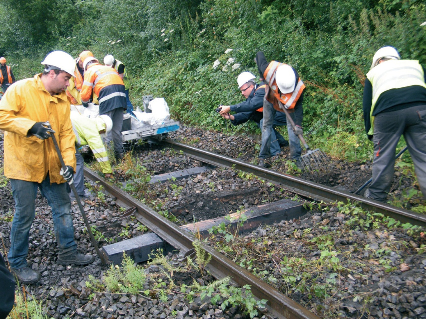 Le travail se fait toujours en partie à la main après le remplacement des traverses.