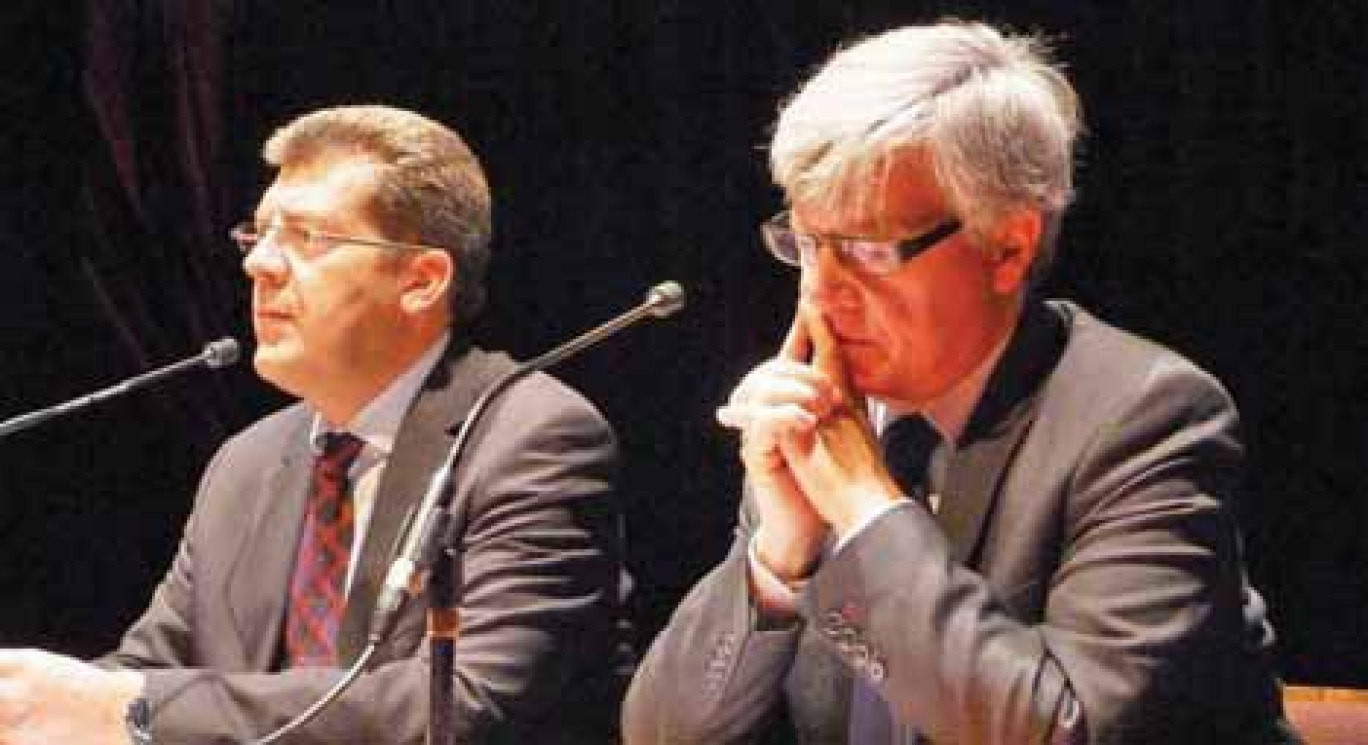 6 mars 2012, le Sénat, la chambre haute représentant les communes (et donc les territoires), a conduit une enquête en ligne et sur papier auprès des élus français (municipaux, départementaux et régionaux) afin de connaître leur perception de la décentralisation. Et 19 364 d’entre eux ont bien voulu répondre à celle-ci. Elle était censée préparer les futurs débats des Etats généraux de la démocratie territoriale que le Sénat organise à Paris les 4 et 5 octobre. Car, de cette vaste consultation nationale et des travaux non moins nationaux des états généraux, doit découler une proposition de réforme territoriale des collectivités. Mais voyons d’abord sur quels enseignements généraux l’enquête préalable du Sénat auprès des maires français a abouti. « Des attentes fortes émergent, précisent les sénateurs. En particulier à l’égard de l’adoption d’un statut de l’élu rassemblant l’ensemble des droits et obligations déterminés par la loi. » On notera que 89 % des élus interrogés jugent « utile et indispensable » le statut de l’élu. Peu d’élus axonais présents L’enquête sénatoriale indique aussi que les élus consultés « attendent davantage de concertation et de coordination, autant entre l’Etat et les collectivités qu’entre les collectivités elles-mêmes ». Si les élus français attendent en outre un allègement de certaines contraintes législatives et règlementaires (urbanisme et marchés publics), « ils aimeraient davantage pouvoir compter sur l’intercommunalité pour mutualiser des moyens ». Pour préparer la consultation nationale des 4 et 5 octobre à Paris, deux sénateurs de l’Aisne (l’UMP Antoine Lefèvre et le PS Yves Daudigny) ont invité, le 22 septembre à Chauny, les élus de l’Aisne à s’exprimer sur l’exercice de leurs mandats et l’organisation à venir des collectivités territoriales. Beaucoup à mots couverts Peu d’élus axonais ont cependant assisté aux débats : une trentaine alors que l’Aisne compte 816 communes. Une demi-journée durant, les élus présents ont surtout discuté de deux thèmes capitaux des Etats généraux : l’élaboration d’un statut de l’élu et l’éventuelle suppression du département qui ne se justifierait plus avec le développement de l’intercommunalité et de régions plus étendues et plus fortes de compétences. Les élus axonais, dont Xavier Bertrand, le député-maire UMP de Saint-Quentin, ont tous souhaité bénéficier rapidement d’un statut juridique de l’élu « afin qu’il soit protégé dans l’exercice de ses fonctions ». Quant à la suppression du département, les maires de l’Aisne s’accordent sur un point : « L’intercommunalité étant nécessaire à l’intérêt du pays, la question de la pertinence du département est désormais cruciale. » Mais aucun des élus présents à Chauny ne s’est prononcé de vive voix pour la suppression du département, lequel a été farouchement défendu par le sénateur Yves Daudigny, président du conseil général de l’Aisne, et ses collègues conseillers généraux. Pourtant, beaucoup dans l’Aisne suggèrent, à mots couverts, qu’il faut en discuter et simplifier le mille-feuille des représentations et des pouvoirs territoriaux. Seul le sénateur UMP Pierre André, dans une lettre ouverte aux élus de l’Aisne, « se déclare pour la suppression du département et pour un nombre limité – une petite dizaine – de régions ». Le lecteur attentif de l’enquête sénatoriale notera avec intérêt qu’elle évite soigneusement d’interroger les élus consultés sur l’avenir du département mais qu’elle souligne « que le principe de l’expérimentation locale est plébiscité : une large majorité d’élus approuve l’idée de tester les réformes des collectivités territoriales avant de les généraliser ». Yves-Marie Lucot Le sénateur et maire de Laon Antoine Lefèvre (à g.) et le sénateur et président du conseil général de l’Aisne Yves Daudigny.