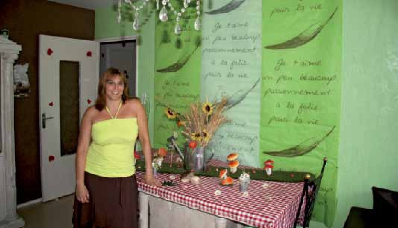 Jessica Leblanc pose devant un décor créé par ses soins.