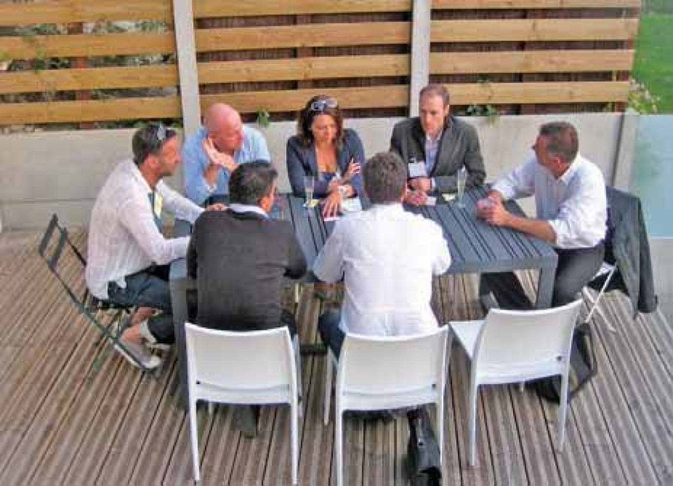 Un des groupes, confortablement installé, joue le jeu du speed business meeting.