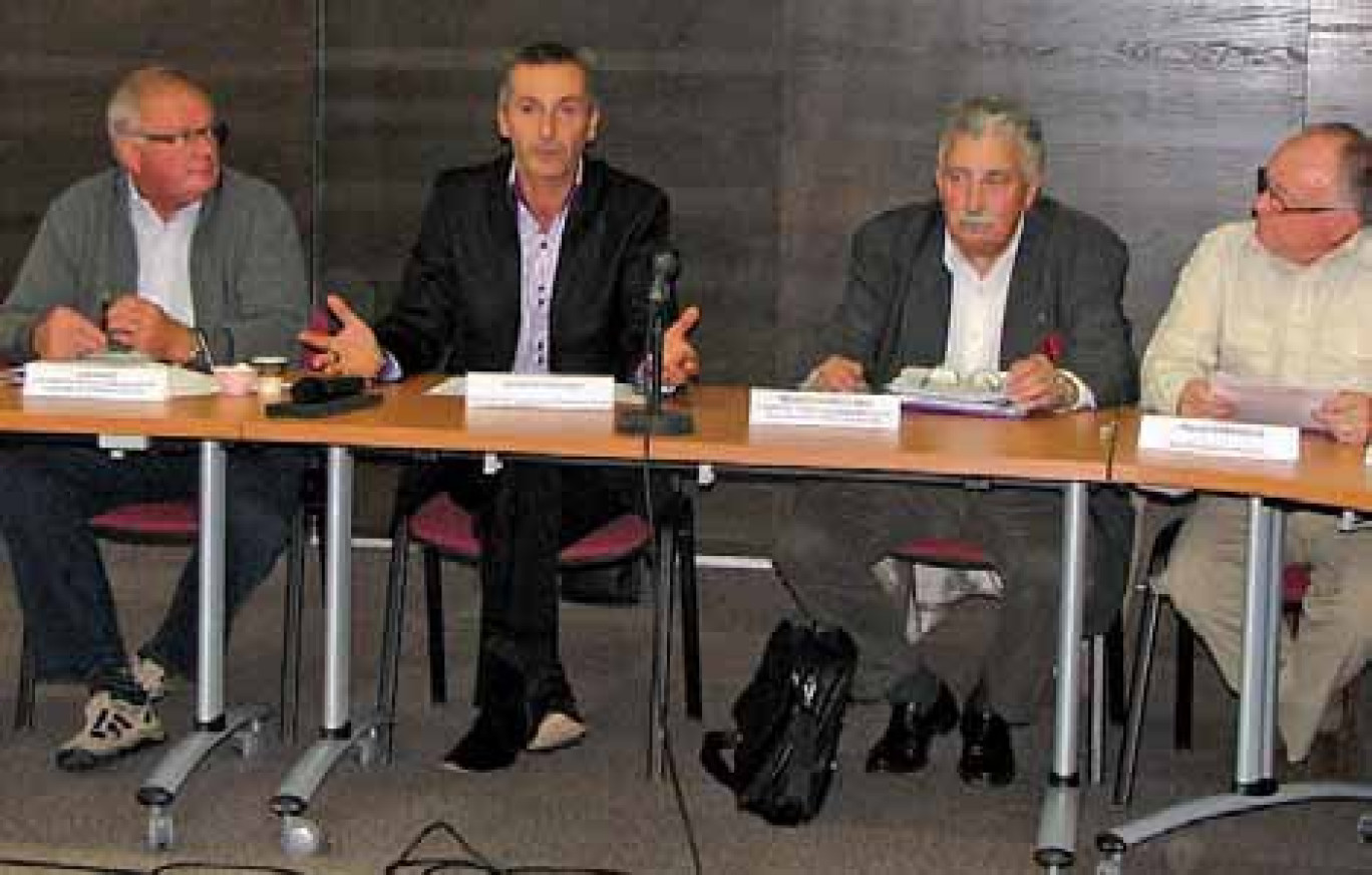 Claude Magner, trésorier de la fédération des associations de commerçants de l’Oise, Stéphane Louvigné et Michel Chamillard, respectivement nouveau et ancien président, et Marcel Verfaillie, vice-président commerce de la CCITO.