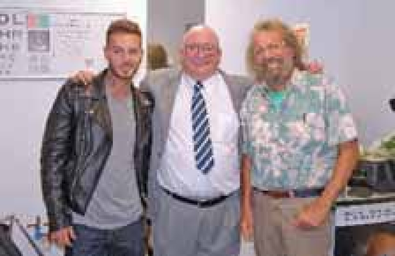 Le 1er octobre, lors de l’inauguration de la nouvelle boutique, Xavier Buchet (au centre) pose avec Antoine et Matt Pokora.