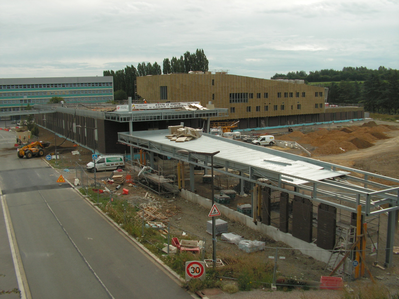 Une vue sur le chantier en contrebas du boulevard Charles de Gaulle. On aperçoit les bâtiments du lycée Pierre Forest dans le fond.