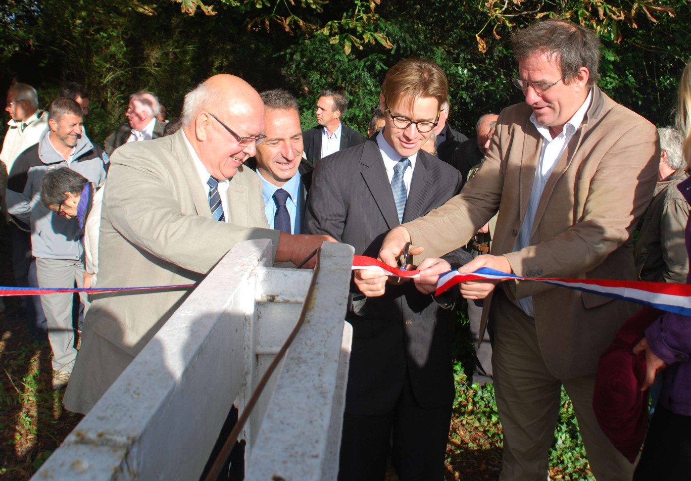 La passe d’Auchy-les-Hesdin a été inaugurée par le maire et conseiller général Jean-Claude Darque, le conseiller régional Vincent Léna, le directeur de l’Agence de l’Eau Olivier Thibault et le président du syndicat mixte du SAGE de la Canche, Bruno Roussel (de gauche à droite).