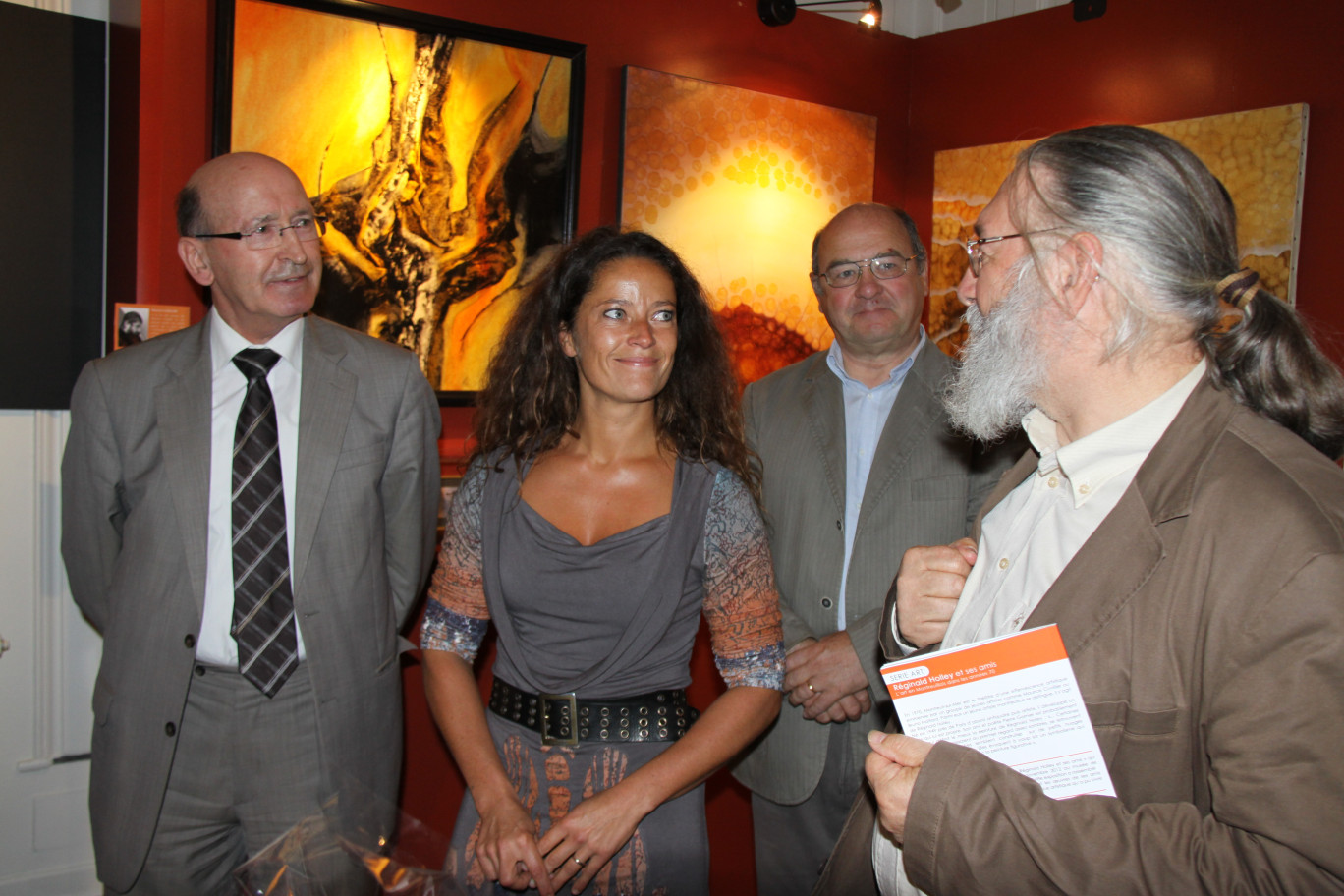 De gauche à droite : Bruno Béthouart, maire de Montreuil-sur-Mer, Ingrid Katchadourian, fille de Réginald Holley, Jean-Michel Graillot, président des Amis du musée et du patrimoine du Montreuillois, et Christian Lamirand, artiste peintre.