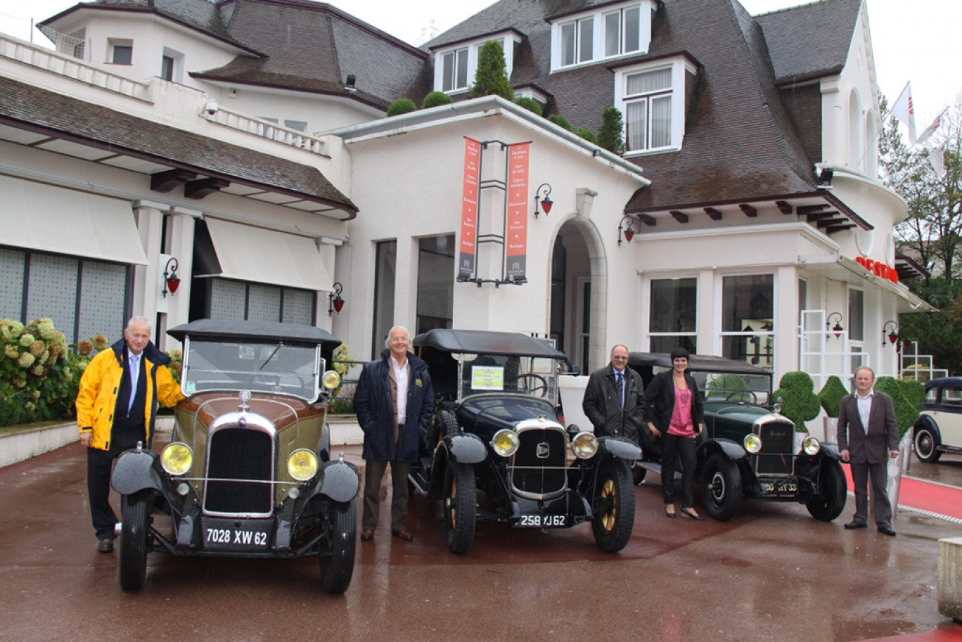 Trois des cinq propriétaires posent au côté de leur voiture d’exception, avec Patrick Gonet (2e à partir de la gauche, président de l’association Touquet automobiles de collection, et Florence Findinier, chargée de communication au casino Barrière du Touquet.