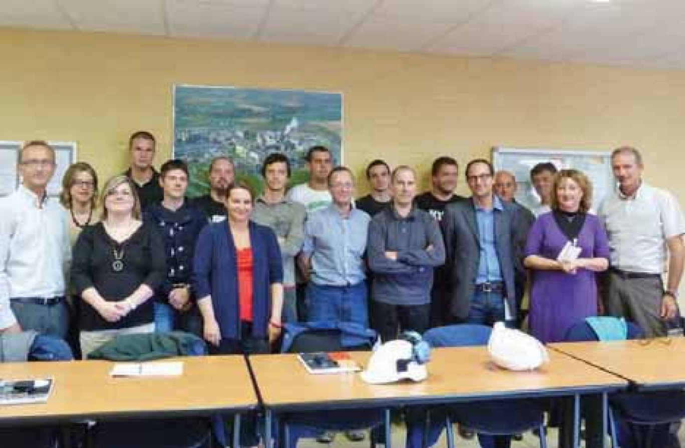 Une belle photo de famille avec apprentis, formateurs, tuteurs et responsables du site.