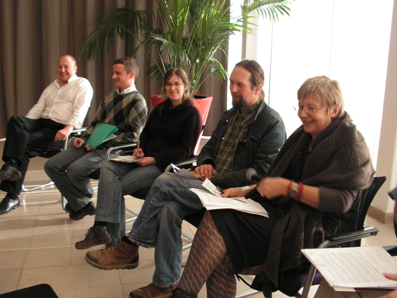 La deuxième table ronde. De droite à gauche : Anne-Marie Royal (Terre de Liens), Didier Dujardin (agriculteur bio), Claire Quintin (association A Petits Pas), Jean-Baptiste Gorisse (agriculteur investi dans un réseau de vente directe) et Yves Carpentier (directeur de Cévinor, coopérative d’éleveurs bovins et réseau de boutiques)