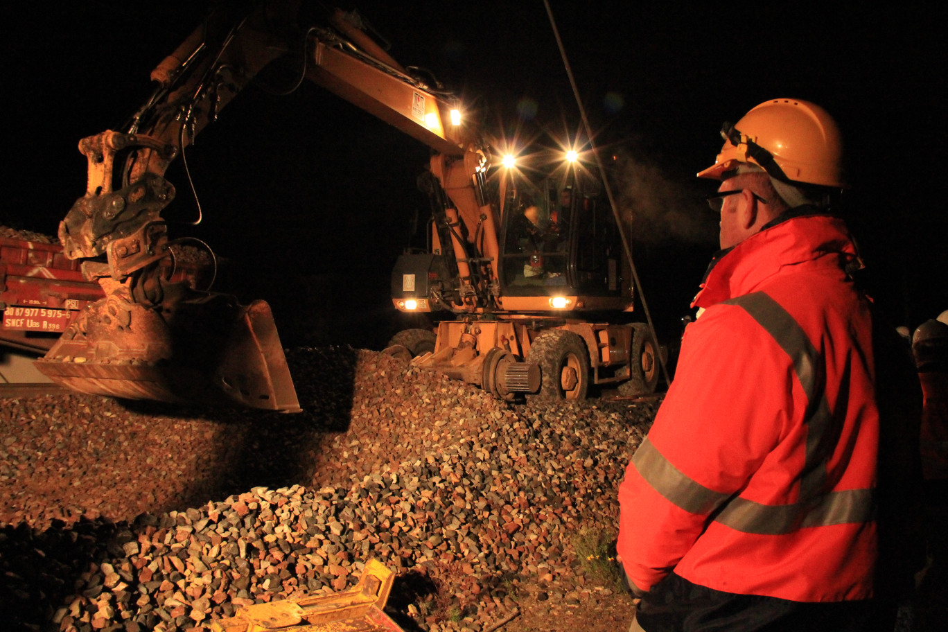 Les engins de chantier doivent rapidement enlever une quarantaine de centimètres de ballast usagés.