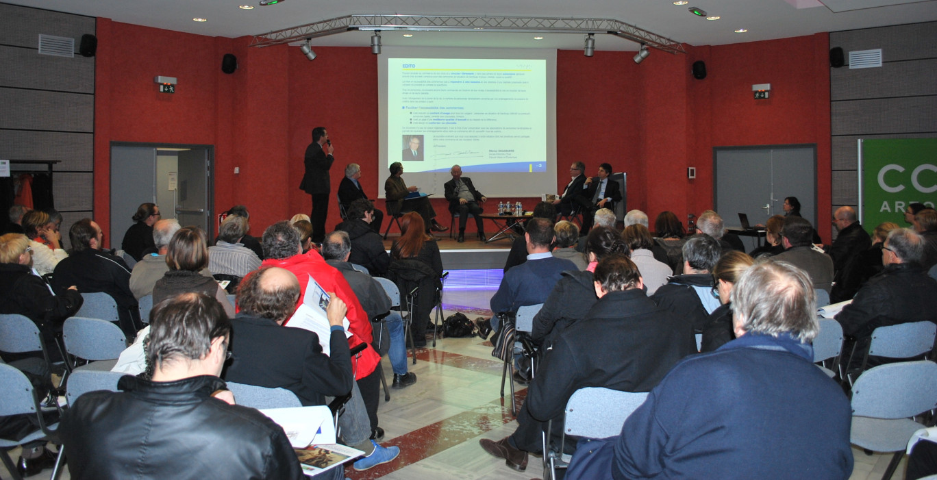 Lors de la réunion à Arras, de gauche à droite, les différents intervenants: (debout) Joseph Vallantin Dulac, directeur départemental de l’Association des paralysés de France, Claude Cavroy, responsable accessibilité de l’Association, Me Antoine Vaast, bâtonnier de l’Ordre des avocats d’Arras, Jean-Paul Pipon, membre élu de la CCI Artois, en charge du dossier Accessibilité, François Descloquemant, membre élu de la CCI Artois et président de l’Union commerciale Arras Commerce &amp; Cœur de Ville, Sylvain Kleczewski, animateur.