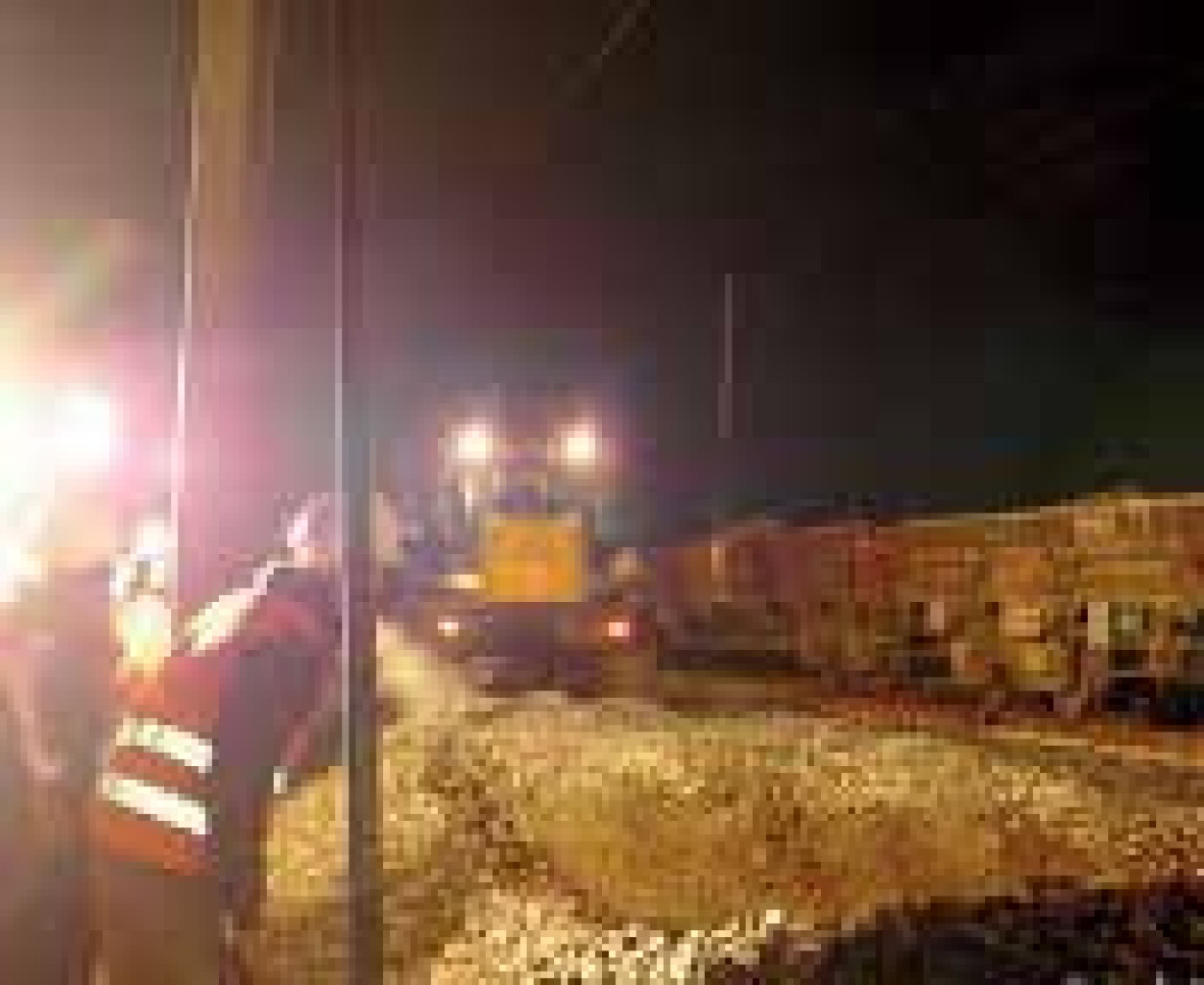 Enlèvement du ballast usagé et chargement dans des wagons à destination d'Arras.