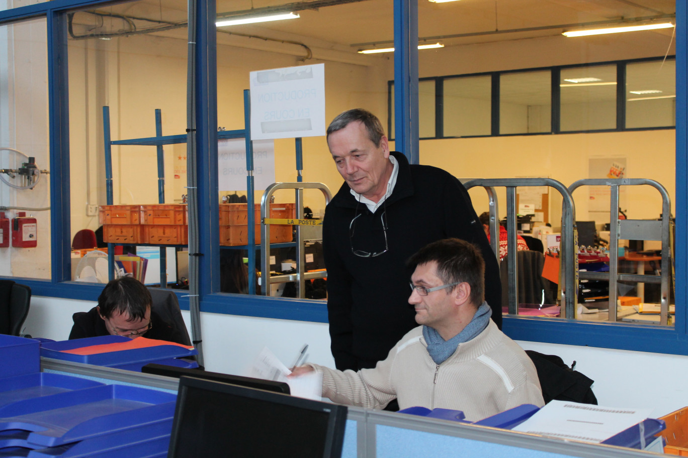 Hervé Knecht (au centre) entouré de ses salariés au sein de Flandre Ateliers.