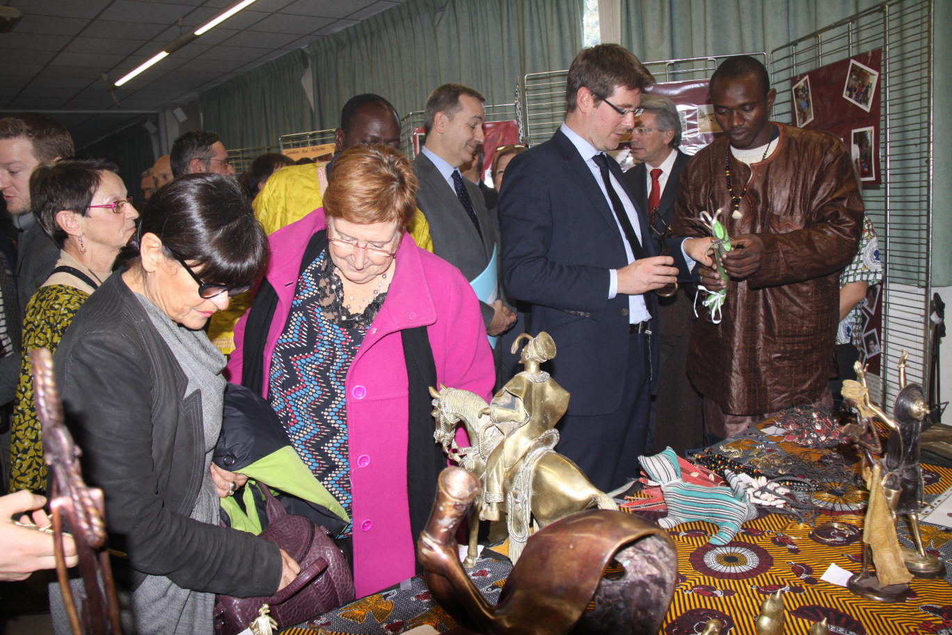 Lors de la visite de l’exposition, les élus ainsi que les personnalités étaient très intéressés par les travaux artisanaux. De gauche à droite : Catherine Génisson, sénatrice du Pas-de-Calais, Françoise Rossignol, vice-présidente du Conseil général, Denis Robin (à l’arrière), préfet du Pas-de-Calais,  et Pascal Canfin.