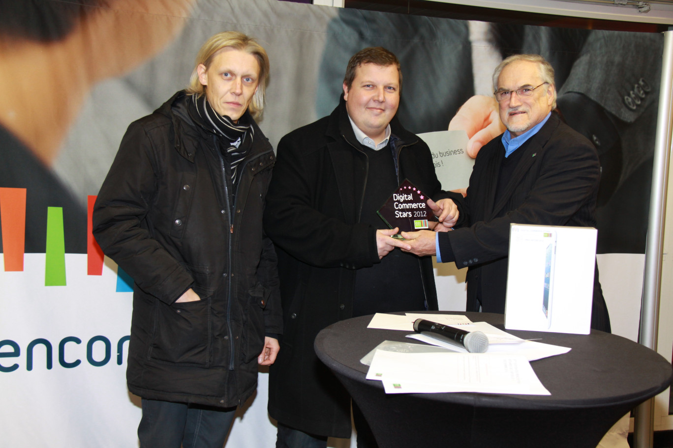 Édouard Magnaval, président de la CCI Artois, remet à Gérémy Bielarz, Gérant de BLZ à Rouvroy, et Laurent Bielarz, designer graphiste, le trophée Digital Commerce Stars 2012