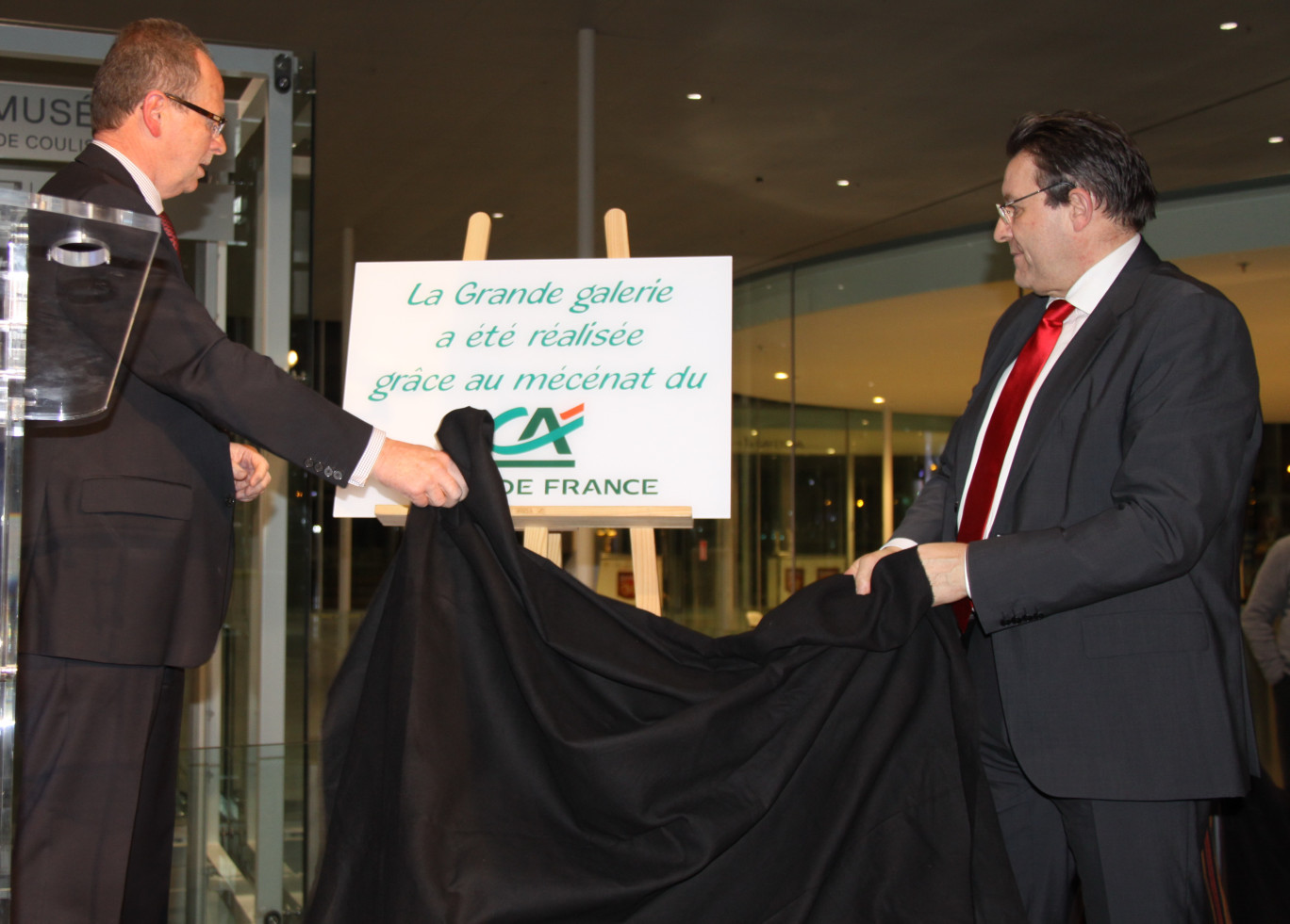 Une plaque qui sera apposée sur les murs de la Galerie du Temps est dévoilée par Bernard Pacory et François Macé.