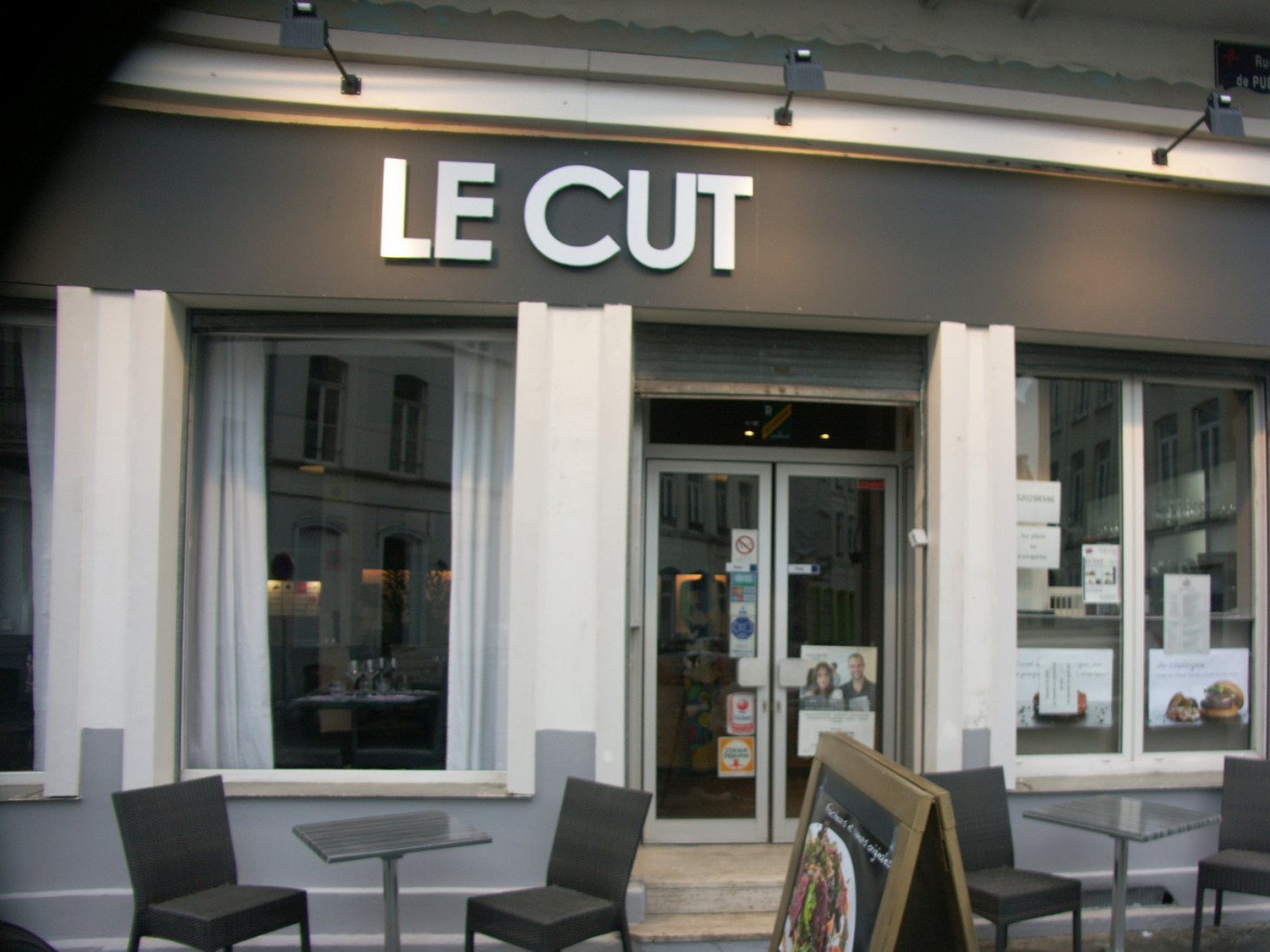 Au Cut, le décor design et simple met en valeur les étonnants burgers et tartares faits maison.