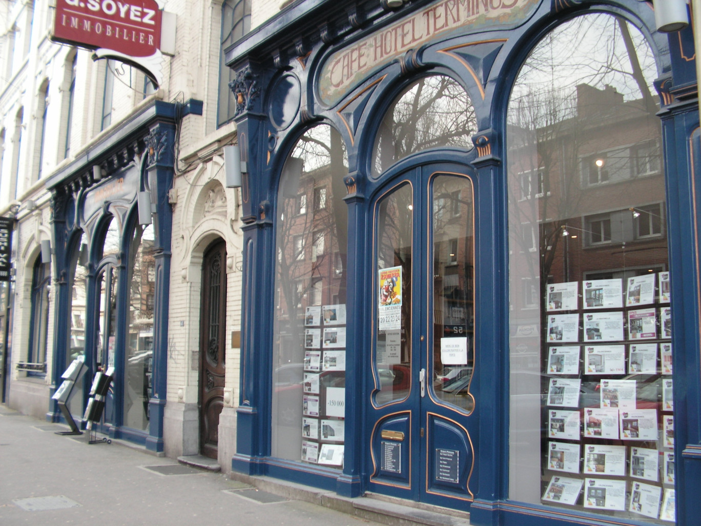 Les belles vitrines art nouveau de l’ancien hôtel terminus. La vieille dame a conservé ses charmes extérieurs et retrouvé une certaine jeunesse intérieure.