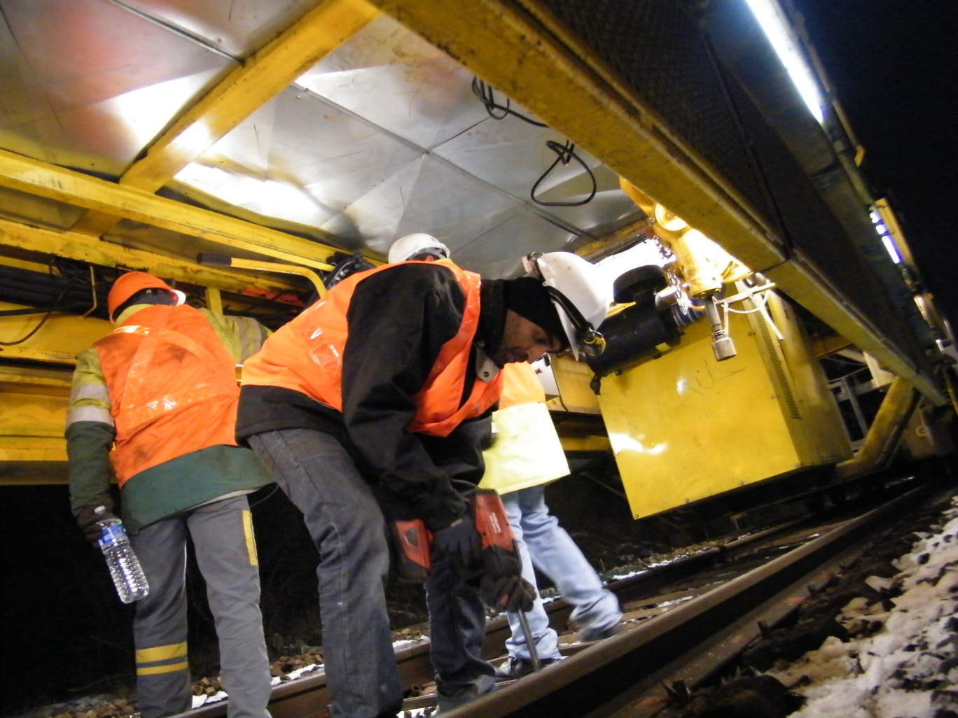 « Le long de la voie, les ouvriers s’activent sur le chantier de rénovation des infrastructures de RFF ».