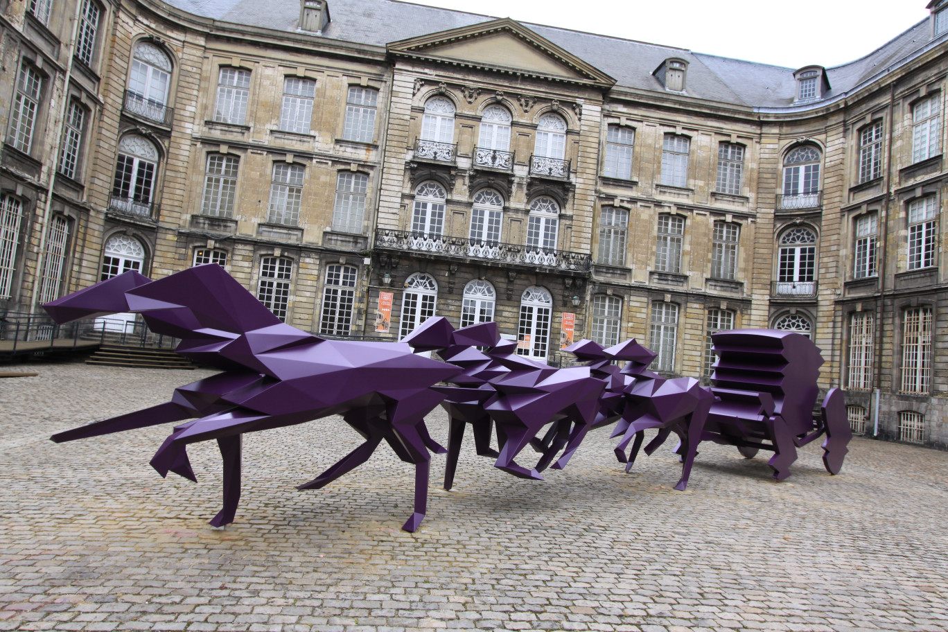 Présentée en 2009 au Château de Versailles, «  Le Carrosse », œuvre contemporaine de l’artiste Xavier Veilhan est installé depuis le 15 septembre 2012 dans la cour d’honneur du Musée des Beaux-Arts d’Arras jusqu’au 25 mars, en résonance avec l’exposition "Roulez carrosses !" qui se tient au musée jusqu’au 10 novembre.