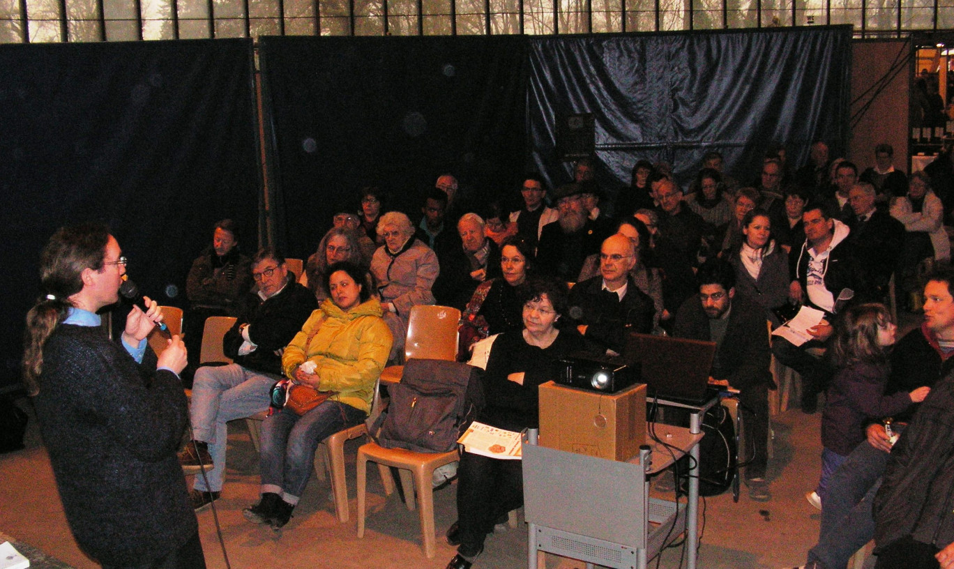 Pendant la conférence de Jacques Caplat. Le Bio Forum a aussi proposé le ciné-débat « Tous Cobayes », de Jean-Paul Jaud, et le film « La Vie au Jardin » de Marie Delenclos.